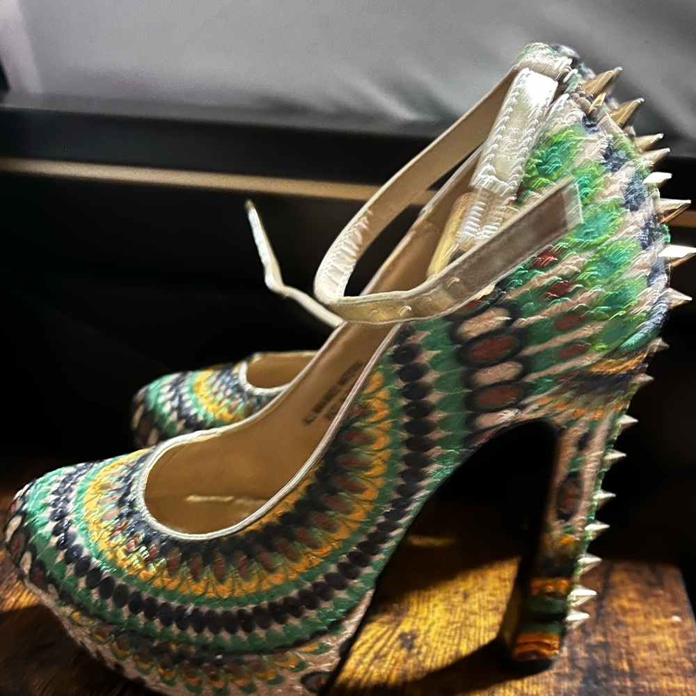 Sexy heels w/ an awesome mix of colors …. 💛 worn 1x…comes w/ free gift as well🫶🏽